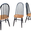"Vintage spijlenstoel met houten zitting en zwart gelakte rugspijlen, in de stijl van Ilmari Tapiovaara en Pastoe, jaren ’60."