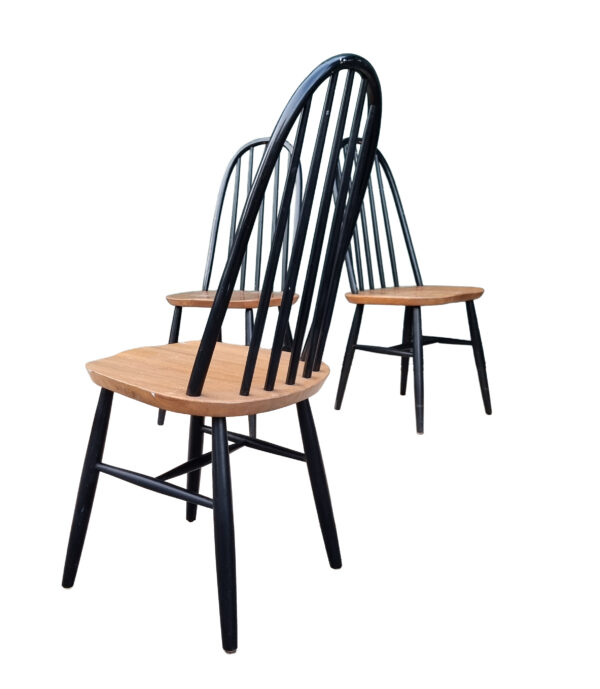"Vintage spijlenstoel met houten zitting en zwart gelakte rugspijlen, in de stijl van Ilmari Tapiovaara en Pastoe, jaren ’60."