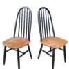 "Vintage spijlenstoel met houten zitting en zwart gelakte rugspijlen, in de stijl van Ilmari Tapiovaara en Pastoe, jaren ’60."