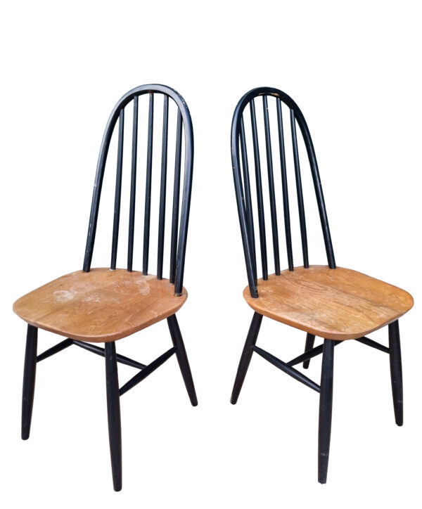 "Vintage spijlenstoel met houten zitting en zwart gelakte rugspijlen, in de stijl van Ilmari Tapiovaara en Pastoe, jaren ’60."