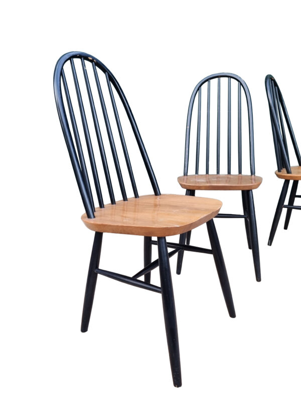 "Vintage spijlenstoel met houten zitting en zwart gelakte rugspijlen, in de stijl van Ilmari Tapiovaara en Pastoe, jaren ’60."