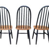"Vintage spijlenstoel met houten zitting en zwart gelakte rugspijlen, in de stijl van Ilmari Tapiovaara en Pastoe, jaren ’60."