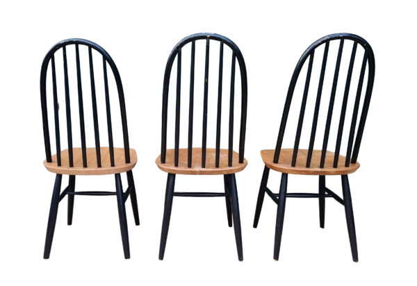 "Vintage spijlenstoel met houten zitting en zwart gelakte rugspijlen, in de stijl van Ilmari Tapiovaara en Pastoe, jaren ’60."